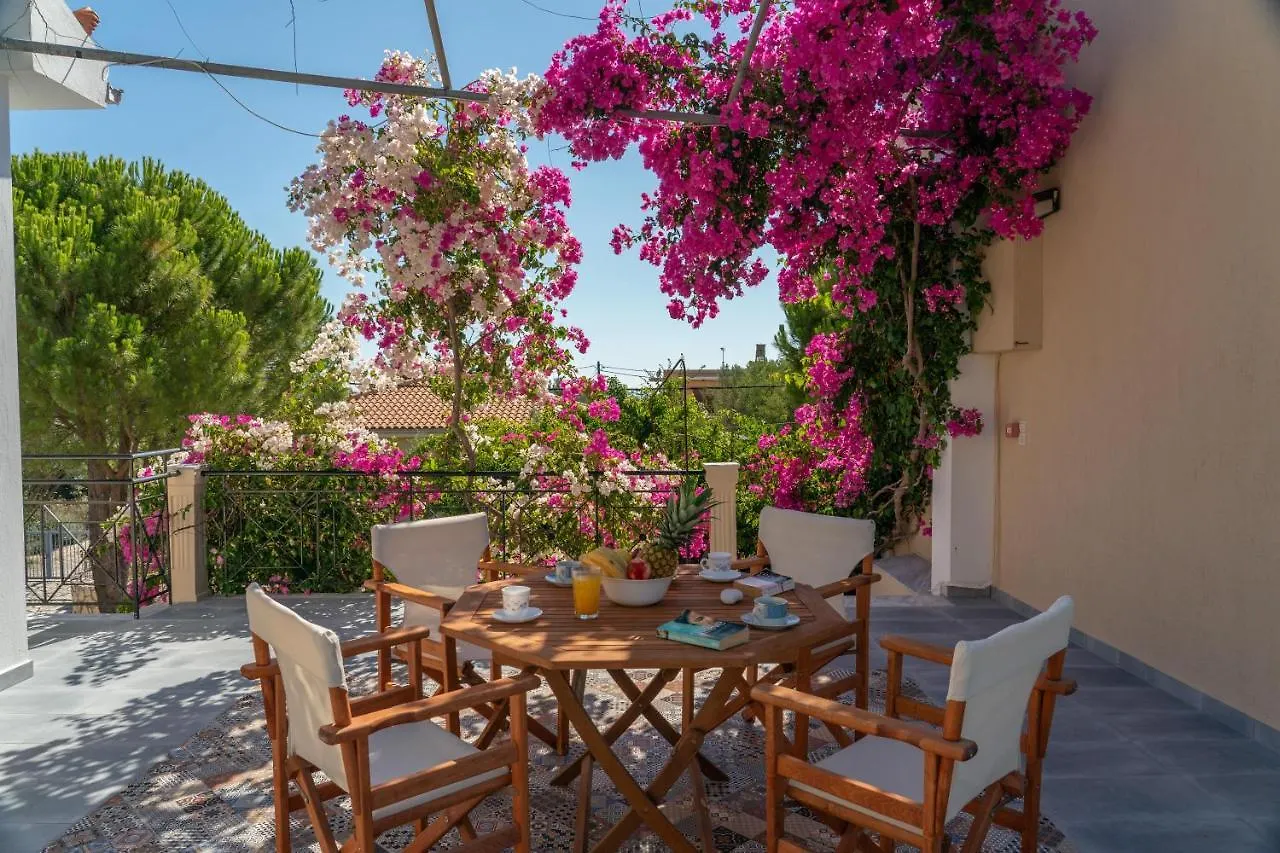 Iris Apartments Μηνιά 0*,