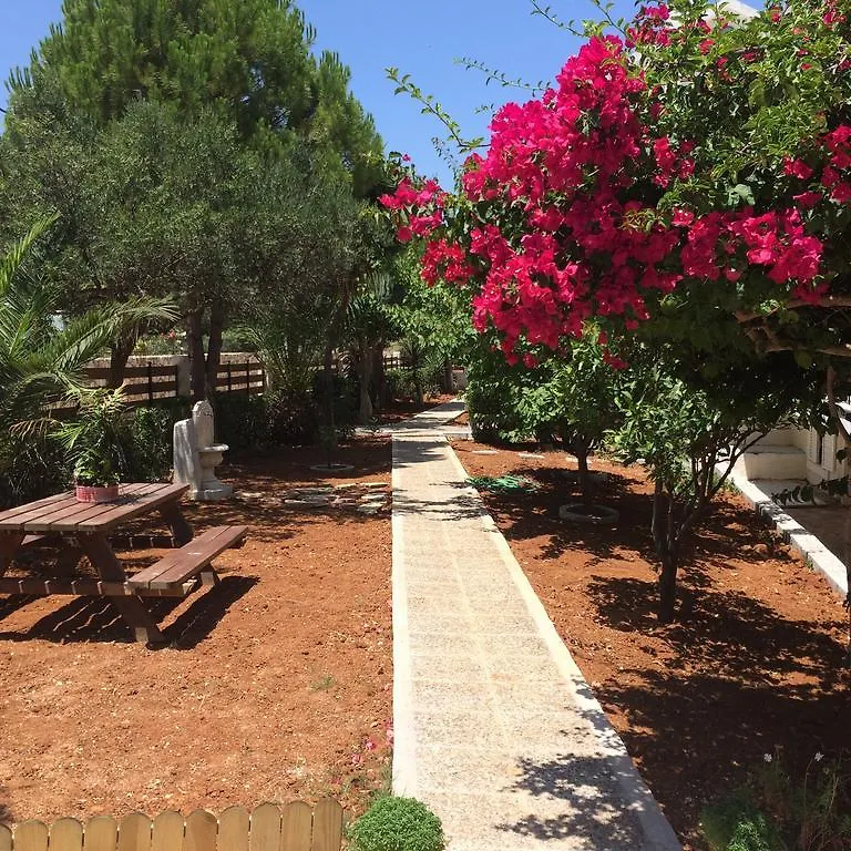 Iris Apartments Μηνιά